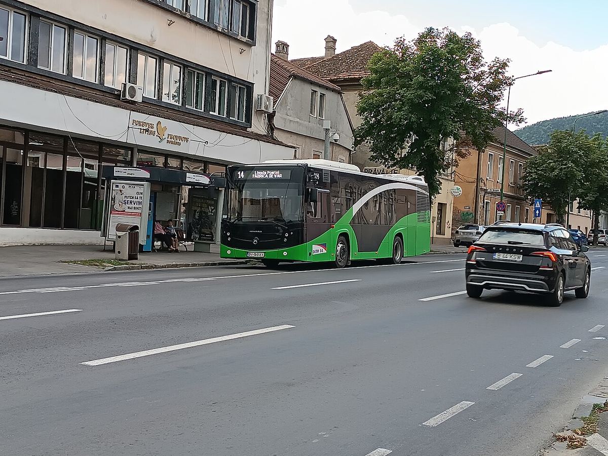Autobuz Menarinibus Citymood 12 în Brașov, folosit în transportul public urban al orașului.