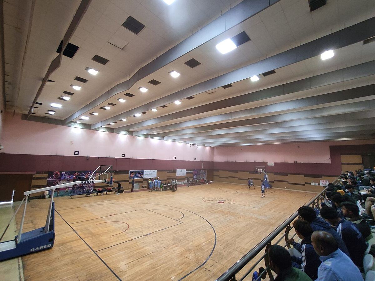 Teren de baschet într-o sală de sport