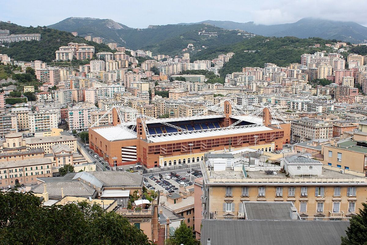 Stadionul Luigi Ferraris din Genova, văzut din zona Marassi, cu cartierul din jur