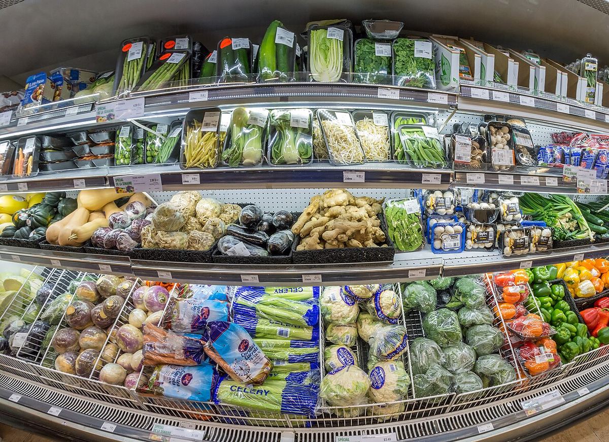 Raft cu legume și fructe într-un supermarket