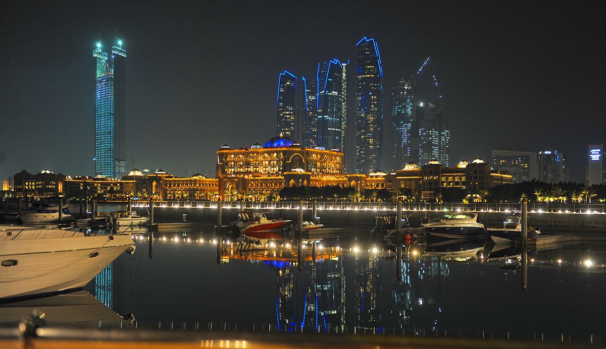Fotografie cu orașul Abu Dhabi, din Emiratele Arabe Unite, locul propus pentru runda de negocieri privind Ucraina.