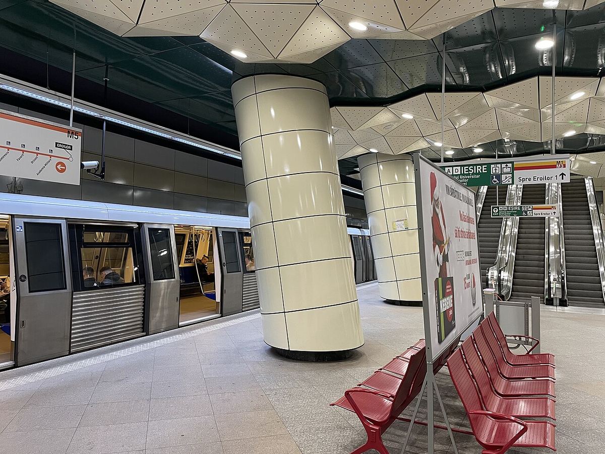 Tren de metrou într-o stație din București