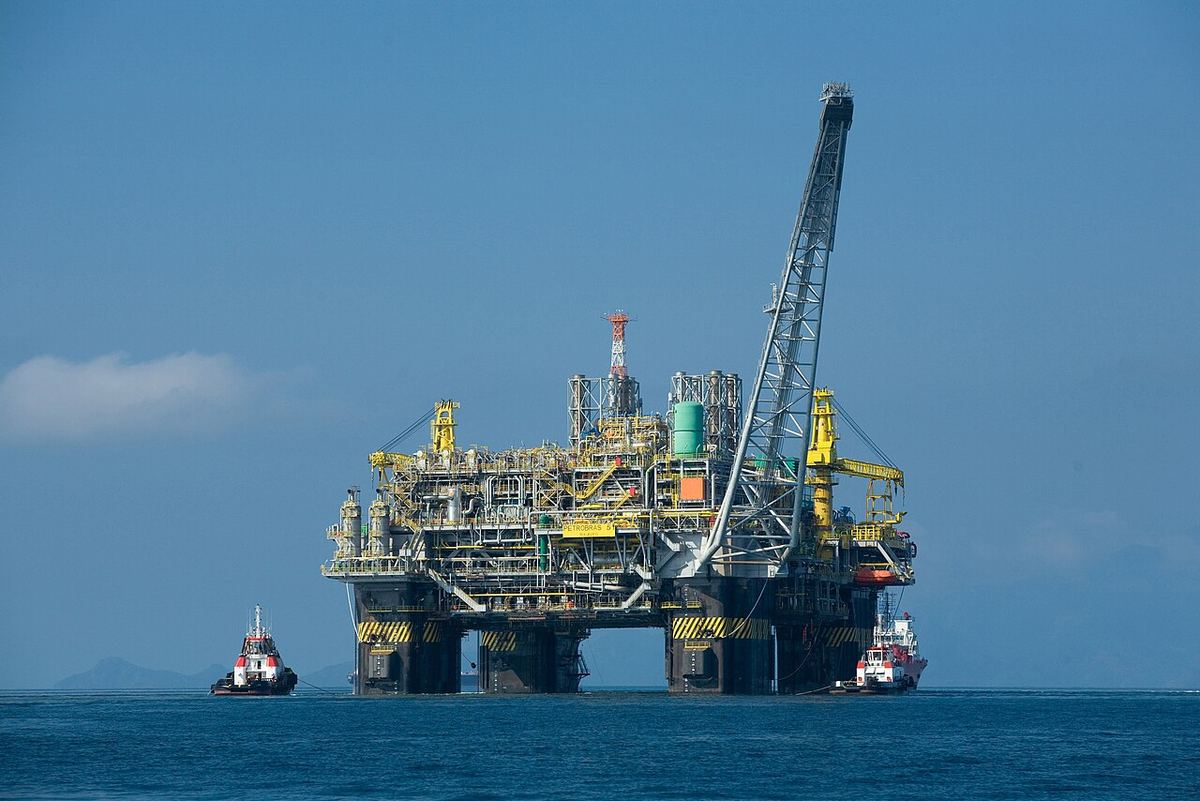 Platformă petrolieră offshore pe mare, ilustrativă; imaginea nu prezintă proiectul Midia sau platforma Ana.
