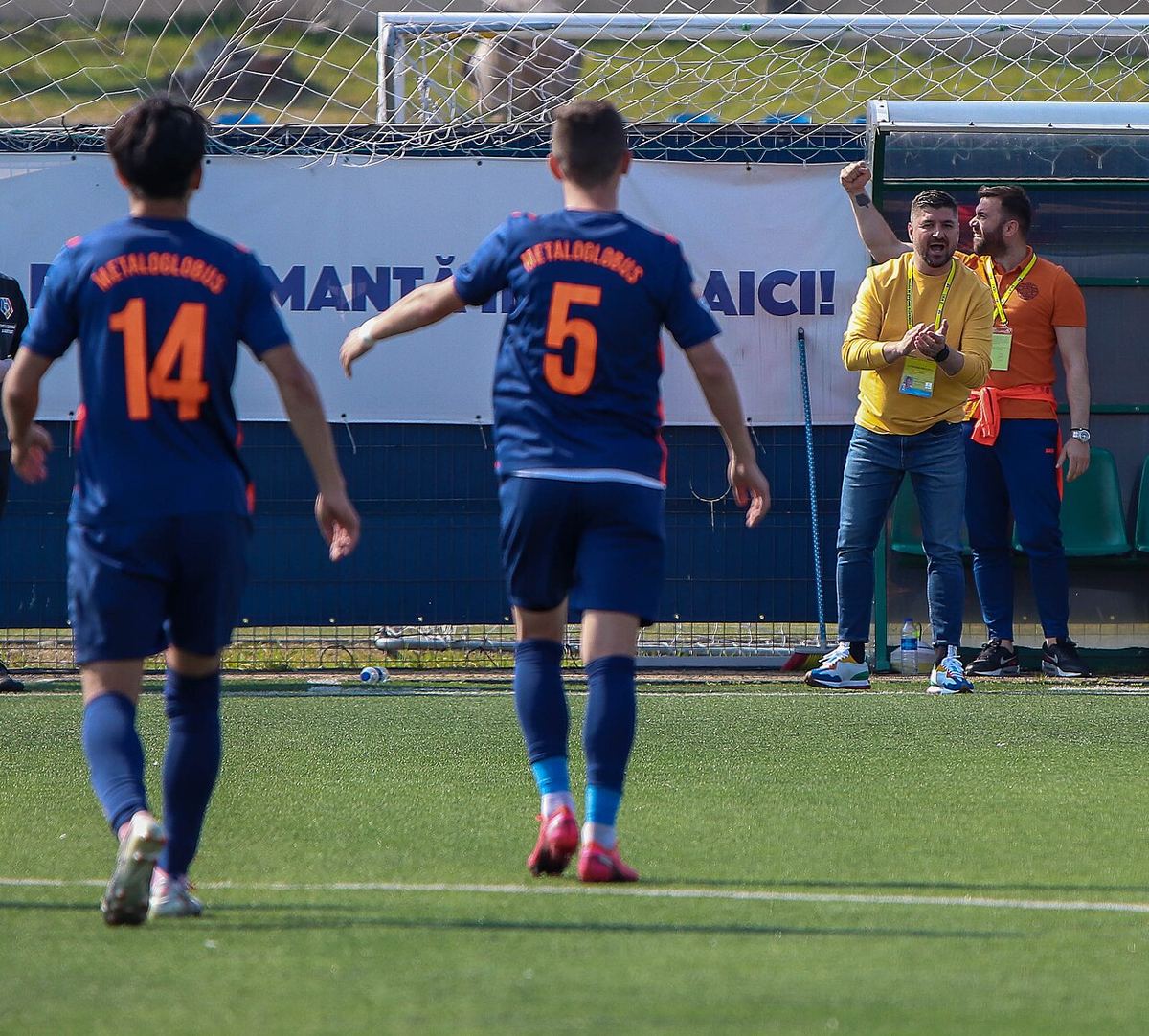 Gabi Manu, antrenorul echipei Metaloglobus, fotografiat înainte sau după un meci din Liga a II-a.
