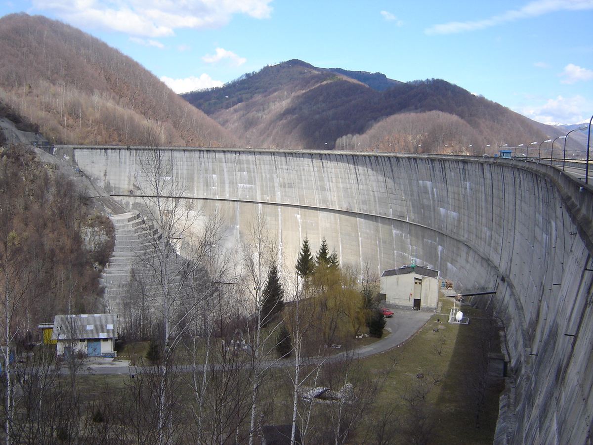 Barajul Paltinu de pe râul Doftana, județul Prahova, văzut de sus, cu zona de acumulare și coronamentul barajului.