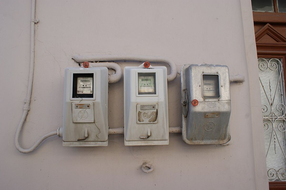 Contoare de energie electrică pe peretele unei clădiri