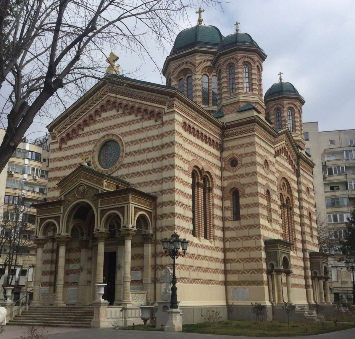 Biserica Domnița Bălașa din București, văzută din exterior, în zona centrală a Capitalei.