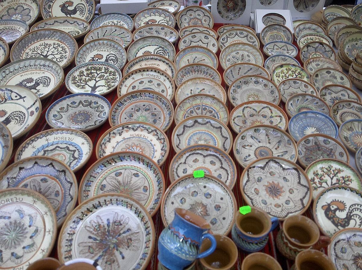 Vase de ceramică tradițională, reprezentând olăritul popular românesc.