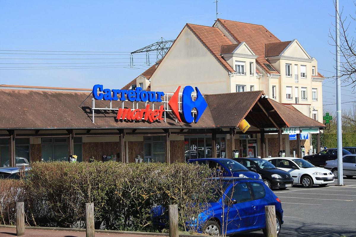 Magazinul Carrefour Market din Saint-Rémy-lès-Chevreuse, Franța, fotografiat în 2011.