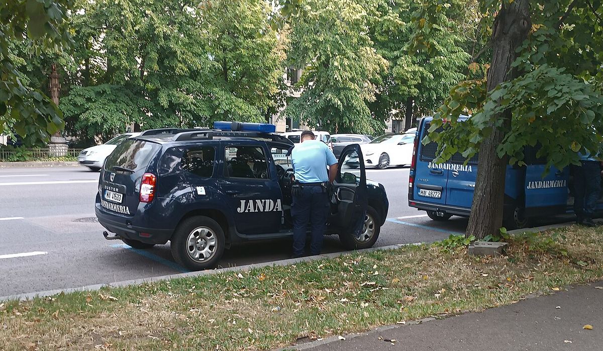 Autovehicul Dacia Logan al Jandarmeriei Române, parcat în București.