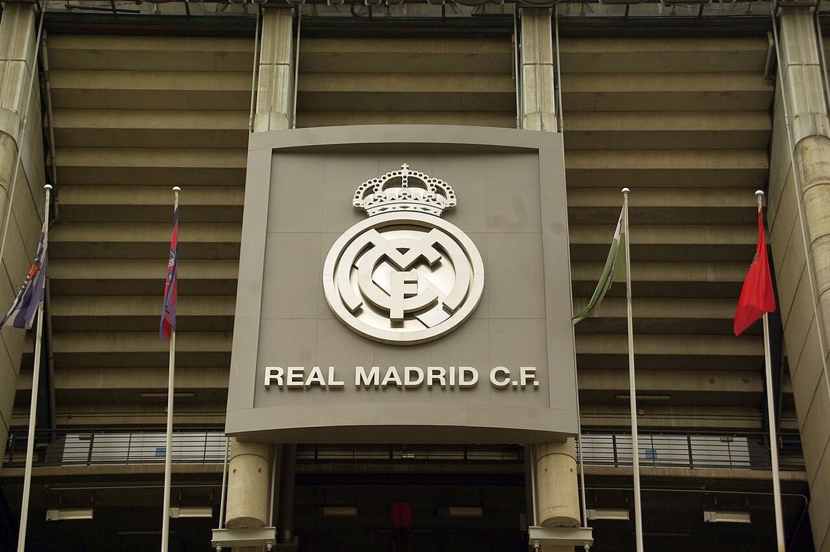 Intrarea în stadionul Santiago Bernabéu, cu emblema Real Madrid