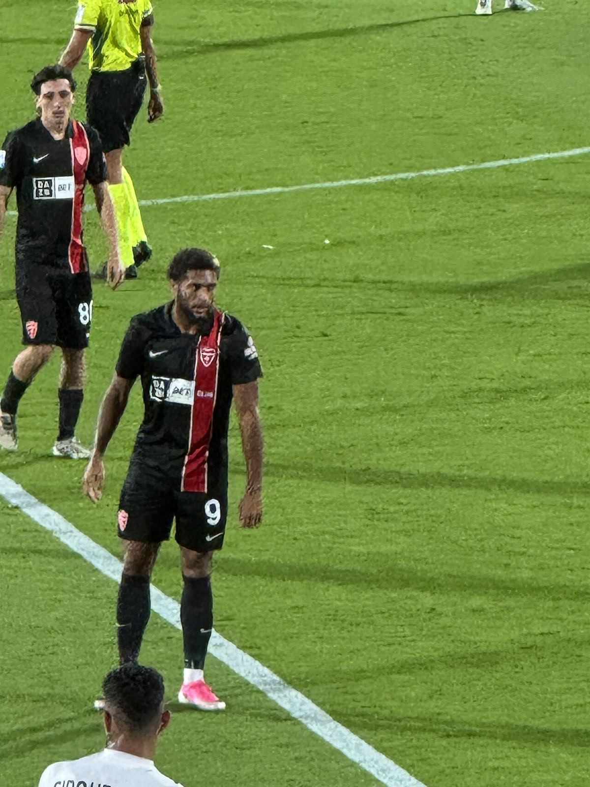 Fotbalist de la Monza în timpul unui meci de Serie A, în tricoul echipei, pe teren, în timpul jocului.