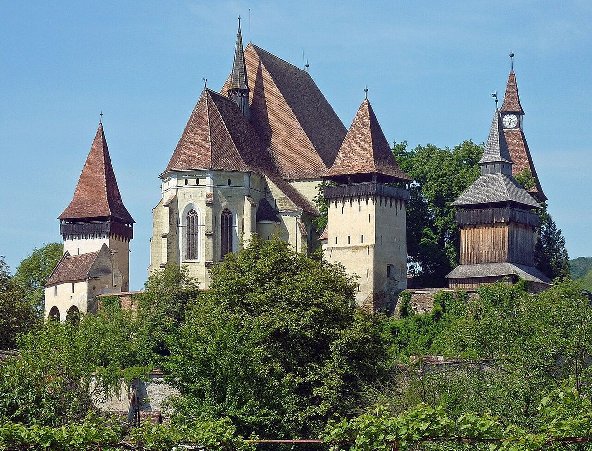 Biserica fortificată din Biertan, Transilvania, văzută din exterior, cu zidurile și turnurile de apărare ale complexului.