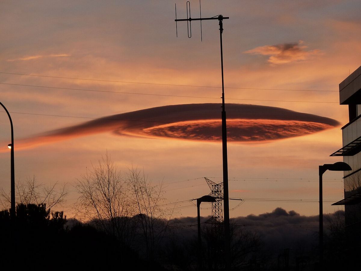 Nor lenticular în formă de disc deasupra câmpului, ilustrație pentru articolul despre norul confundat cu o farfurie zburătoare.