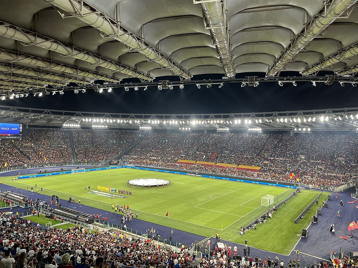Stadionul Olimpico din Roma, plin de spectatori, cu terenul pregătit înainte de un meci (imagine de arhivă).