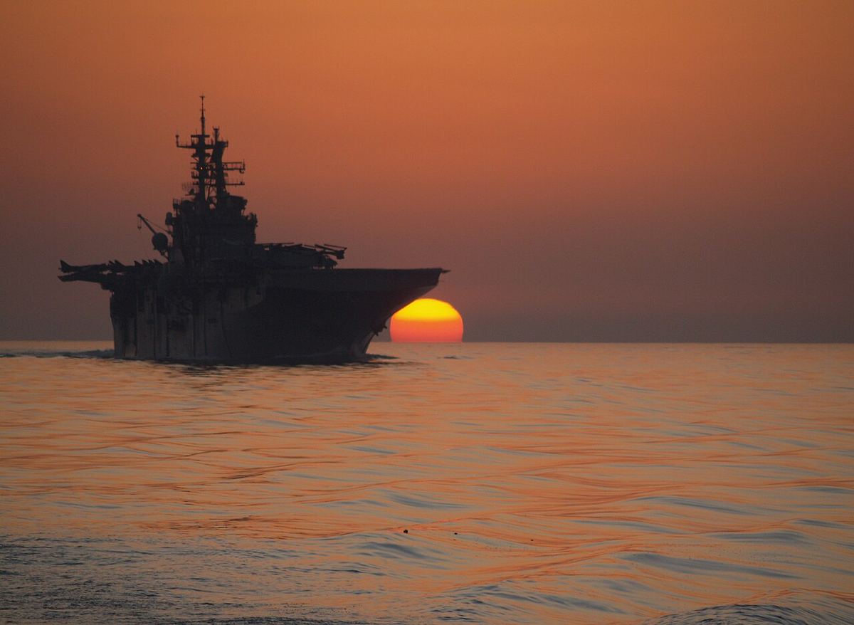 Nava de asalt amfibie USS Bataan (LHD 5) traversând Strâmtoarea Ormuz, în 2011.