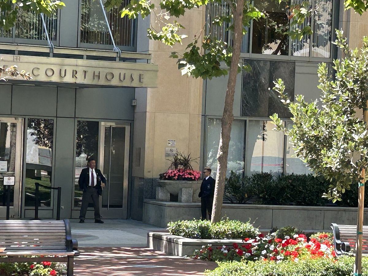 Doi ofițeri de securitate ai US Marshals la Tribunalul Districtual al SUA din Oakland, California.