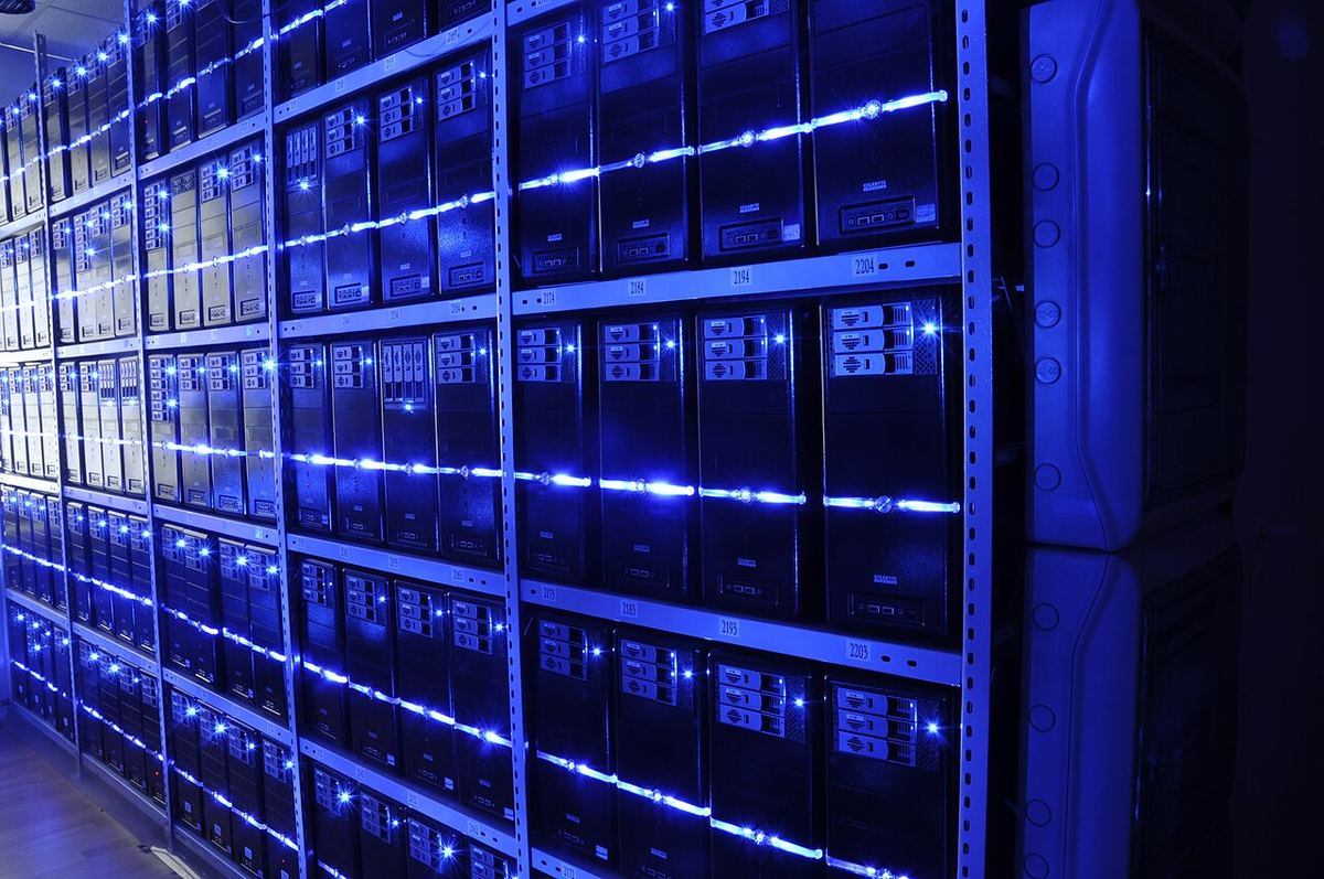 Sala de servere a centrului de date BalticServers, cu rânduri de rack-uri și echipamente de rețea