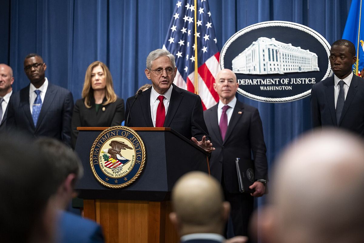 Merrick Garland vorbește la o conferință de presă la Departamentul de Justiție al SUA, în octombrie 2023.