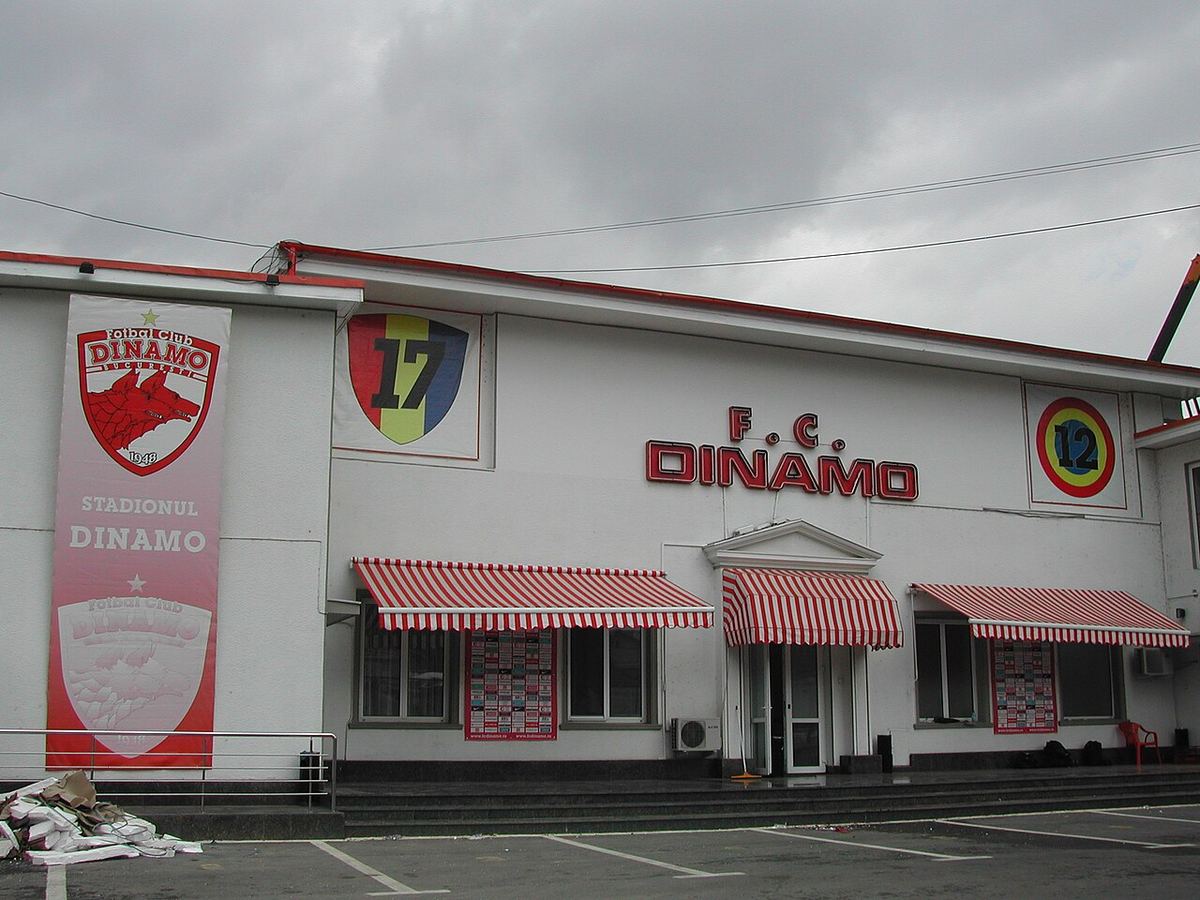 Clădire în fața stadionului Dinamo din București, România.