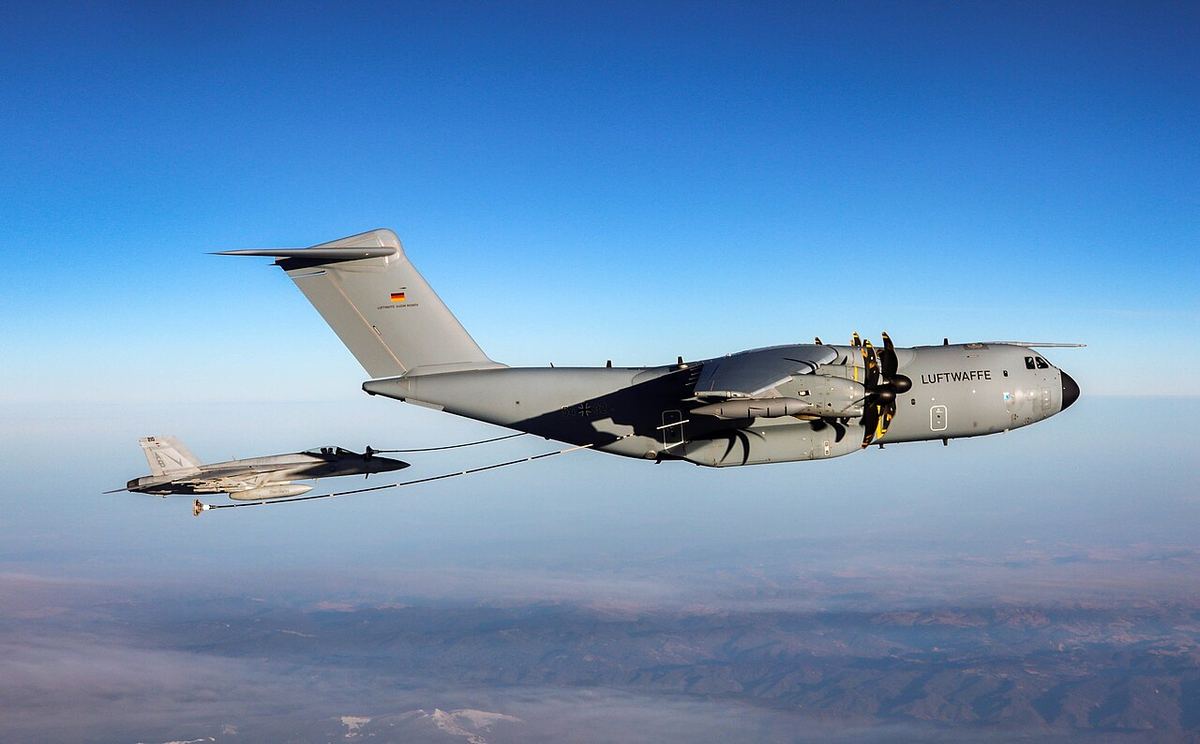 Un avion german de realimentare A400M alimentează în zbor un avion de luptă F/A-18E Super Hornet al Marinei SUA.