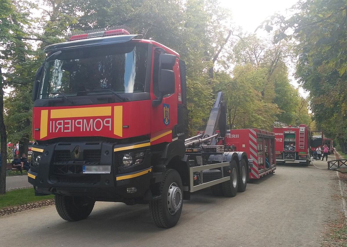 Autospeciale de pompieri ale ISU în timpul unei intervenții