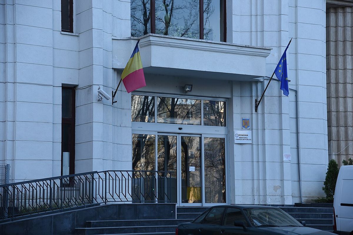 Clădirea Ministerului Finanțelor din București, cu steagul României și al Uniunii Europene la intrare.