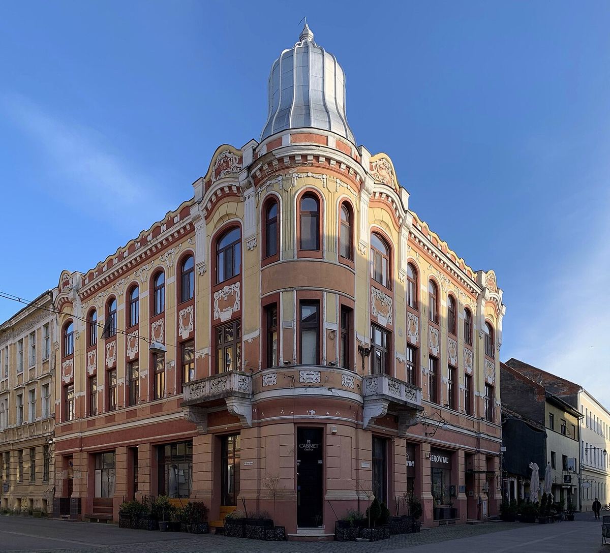 Fațada clădirii Hotel Victoria, fostul han „La Vulturul de Aur”, de pe strada Lucian Blaga nr. 3 din Timișoara.