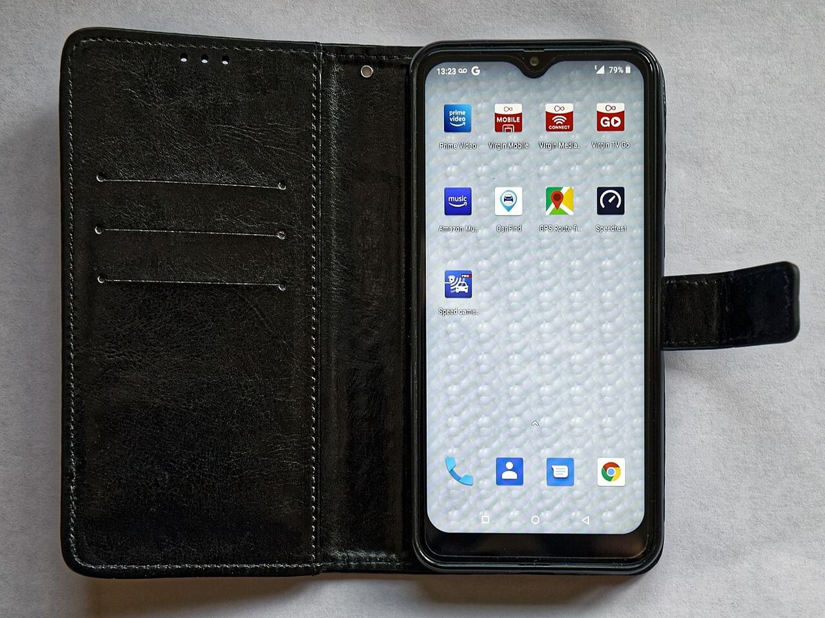 Telefon mobil Blackview A60 cu Android, într-un toc tip folio cu clemă magnetică.