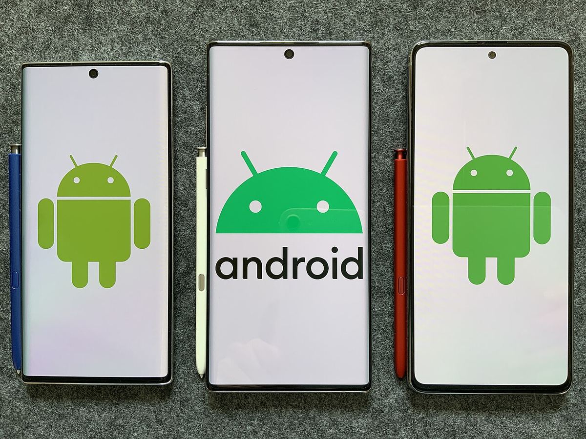 Trei smartphone-uri Samsung Galaxy Note10 cu logo-ul Android pe ecran, așezate pe o suprafață gri.