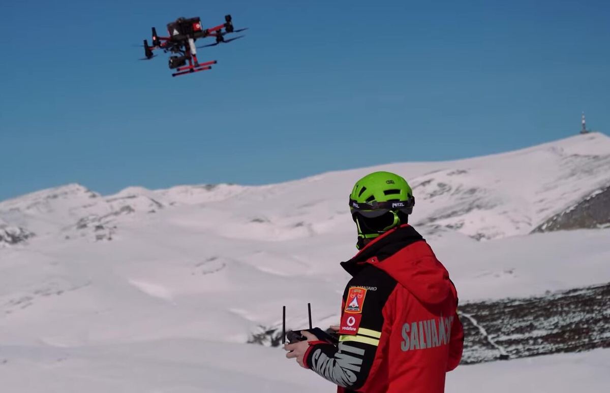 Operator de dronă Salvamont în timpul unei intervenții, fotografiat din cadrul unui material video.