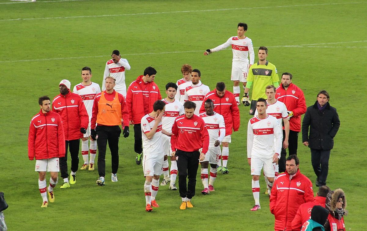 Echipa de fotbal VfB Stuttgart pozând pentru un grup, ilustrație legată de meciul cu Werder Bremen din februarie 2013.