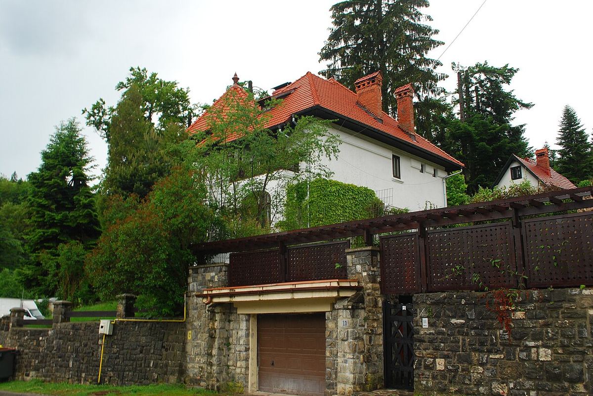Imagine ilustrativă a unei vile din România, fotografiată din exterior.