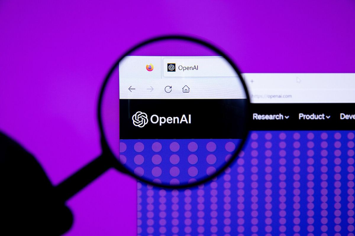 Pagina de internet OpenAI văzută printr-o lupă