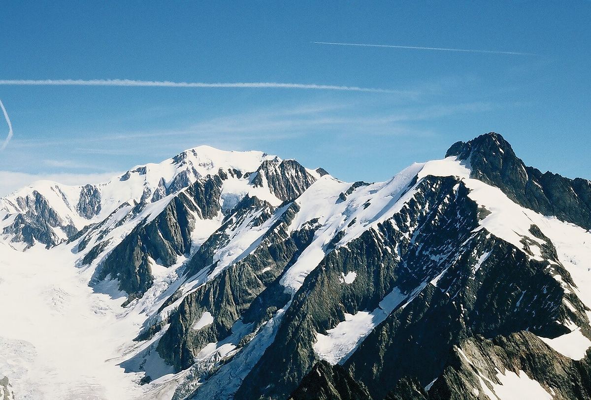 Vârfuri alpine înzăpezite și ghețari din masivul Mont Blanc, sub cer albastru, cu Mont Tondu în prim-plan.