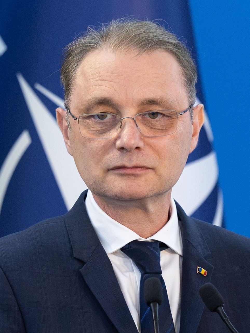 Premierul Luca Niculescu într-o conferință de presă după prima ședință de guvern