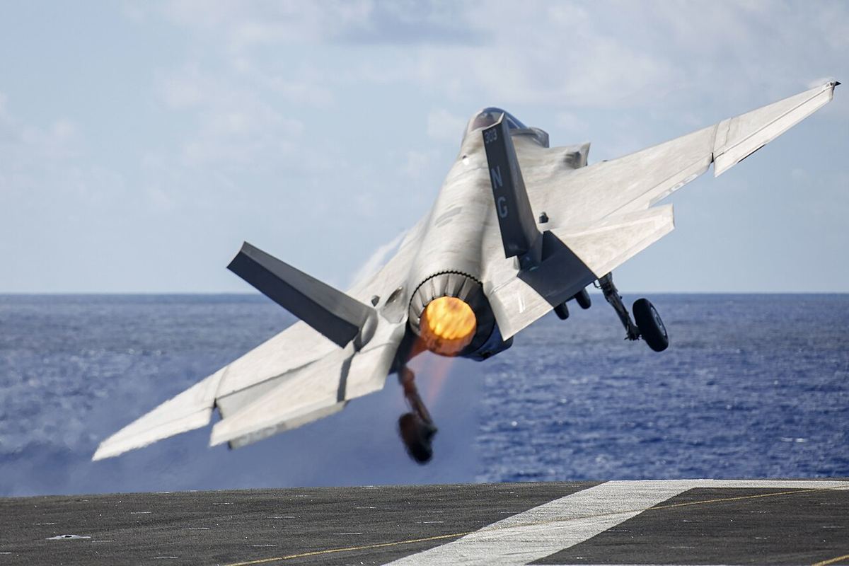 Un avion de luptă F-35C decolează de pe portavionul USS Abraham Lincoln, în Marea Filipinelor, în mai 2022.