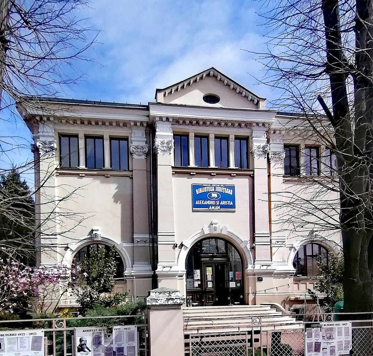 Fațada Bibliotecii Județene „Alexandru și Aristia Aman” Dolj din Craiova.