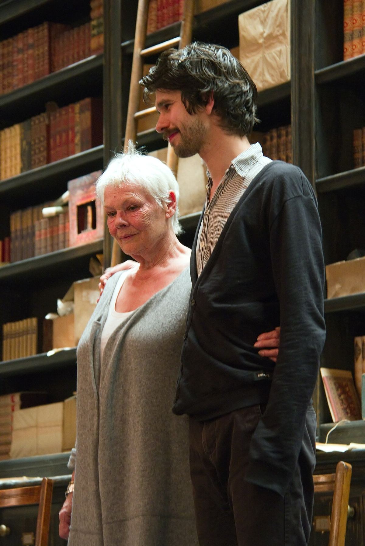 Judi Dench și Ben Whishaw în piesa Peter and Alice, la Noel Coward Theatre.