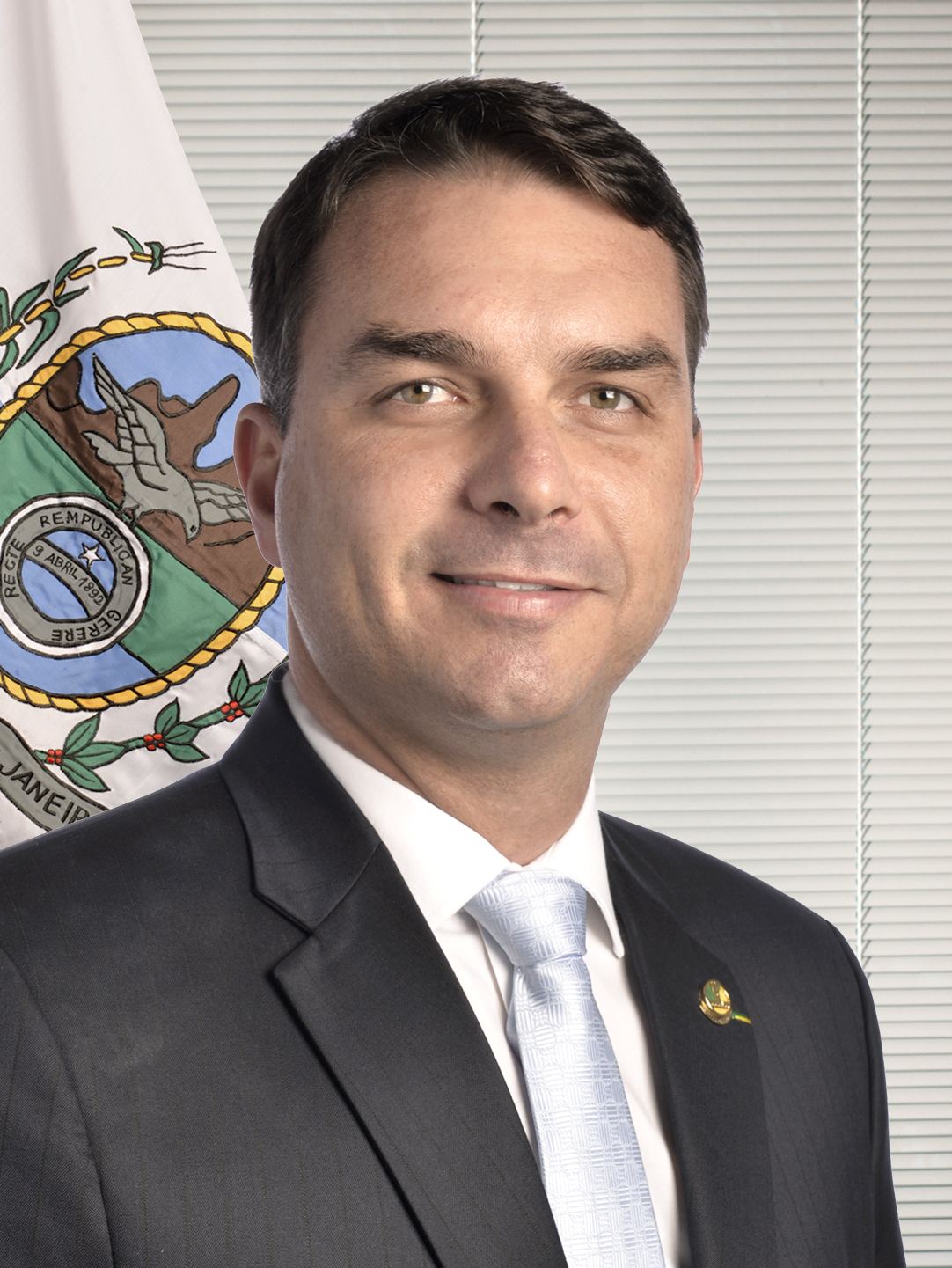 Portretul oficial al senatorului Flávio Bolsonaro, din Rio de Janeiro, într-o fotografie de tip portret.