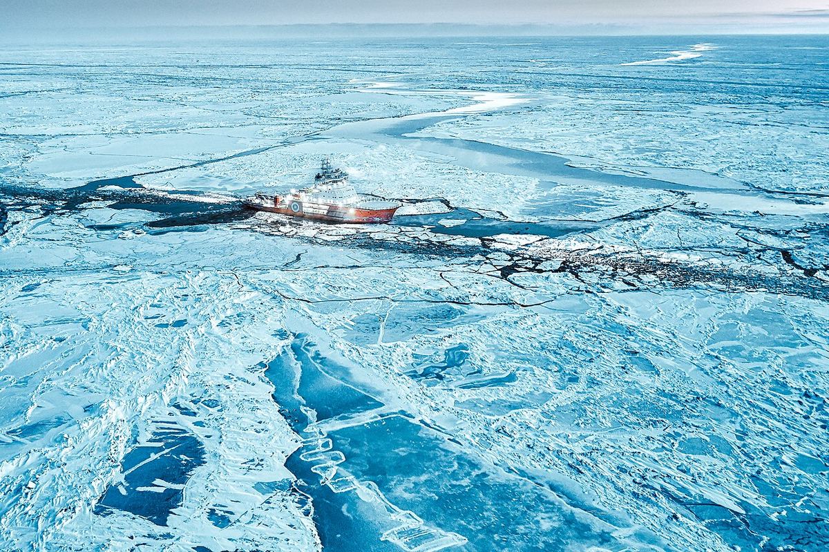 Spărgătoare de gheață a Gazprom Neft care navighează prin apele înghețate din Arctica, fotografiată din aer.
