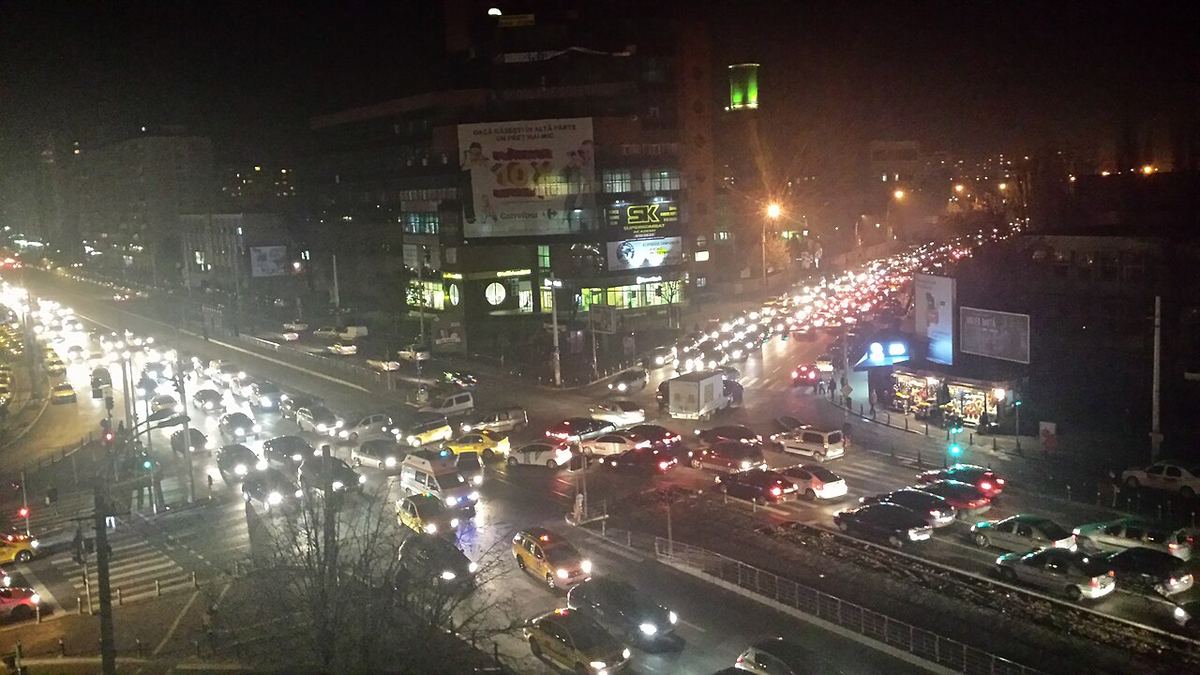 Trafic aglomerat seara pe un bulevard din București