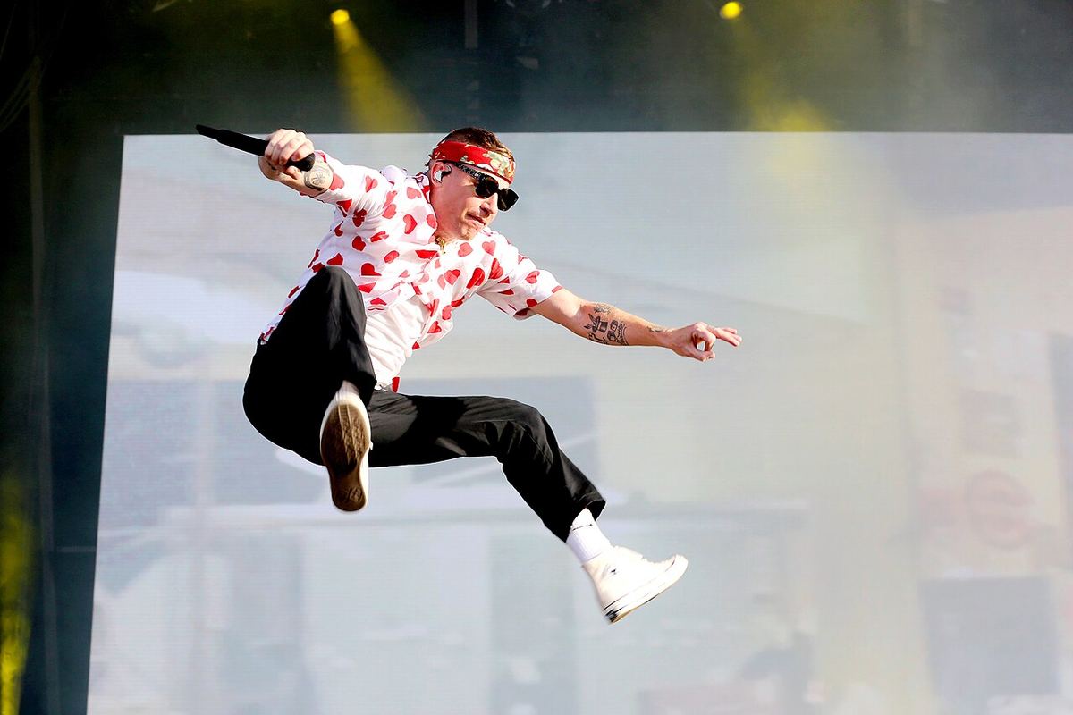 Macklemore cântând la Southside Festival 2019, în Germania.