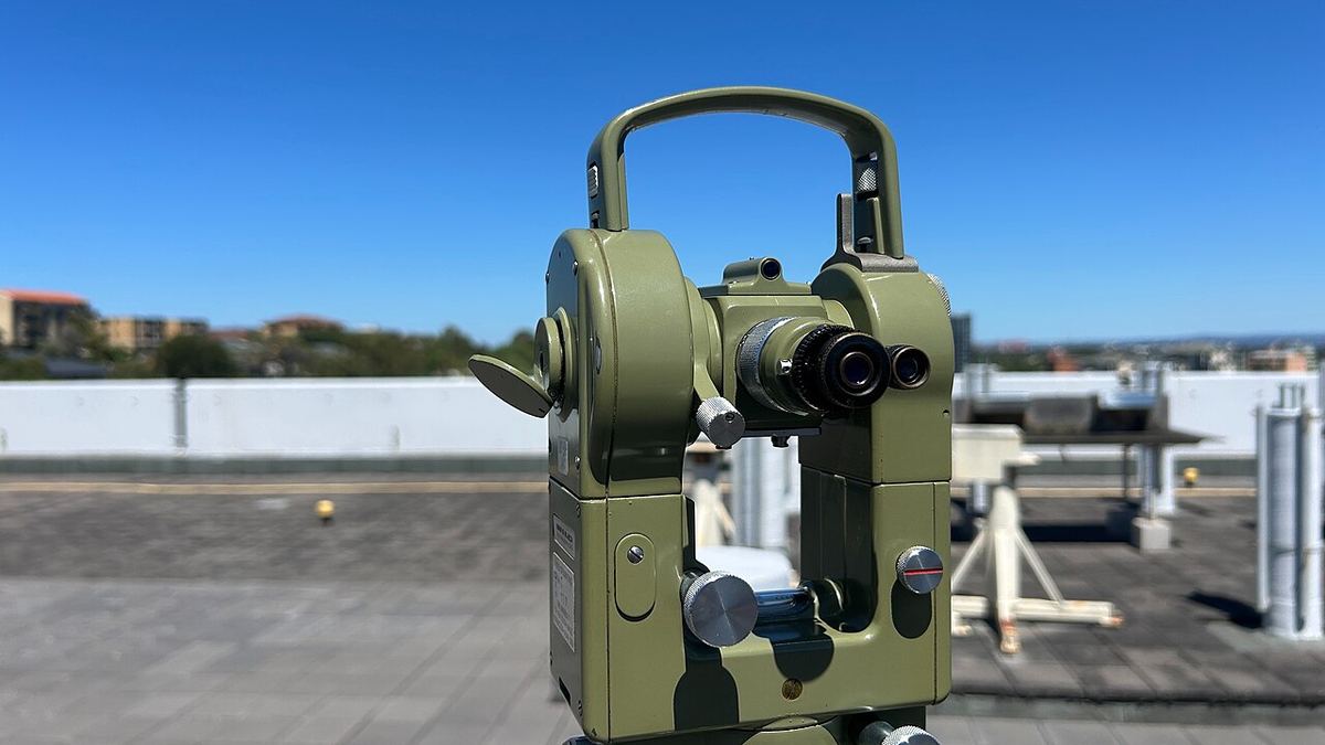Teodolit Wild T2, instrument topografic clasic folosit la măsurători de teren pentru cadastru.