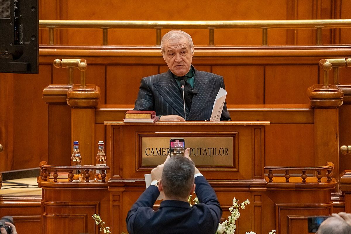 Gigi Becali vorbind de la tribuna Camerei Deputaților, în fața unui fotograf (fotografie de arhivă, 2024).