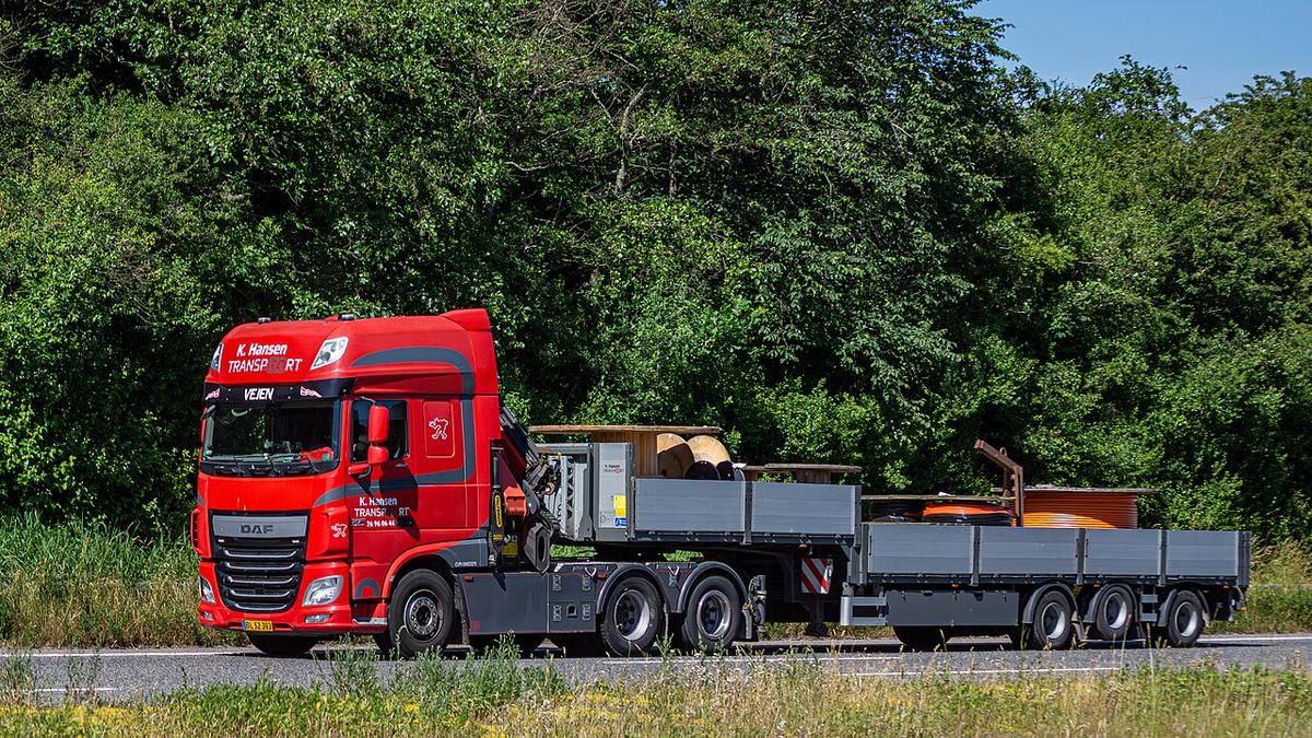 Camion de marfă pe o șosea