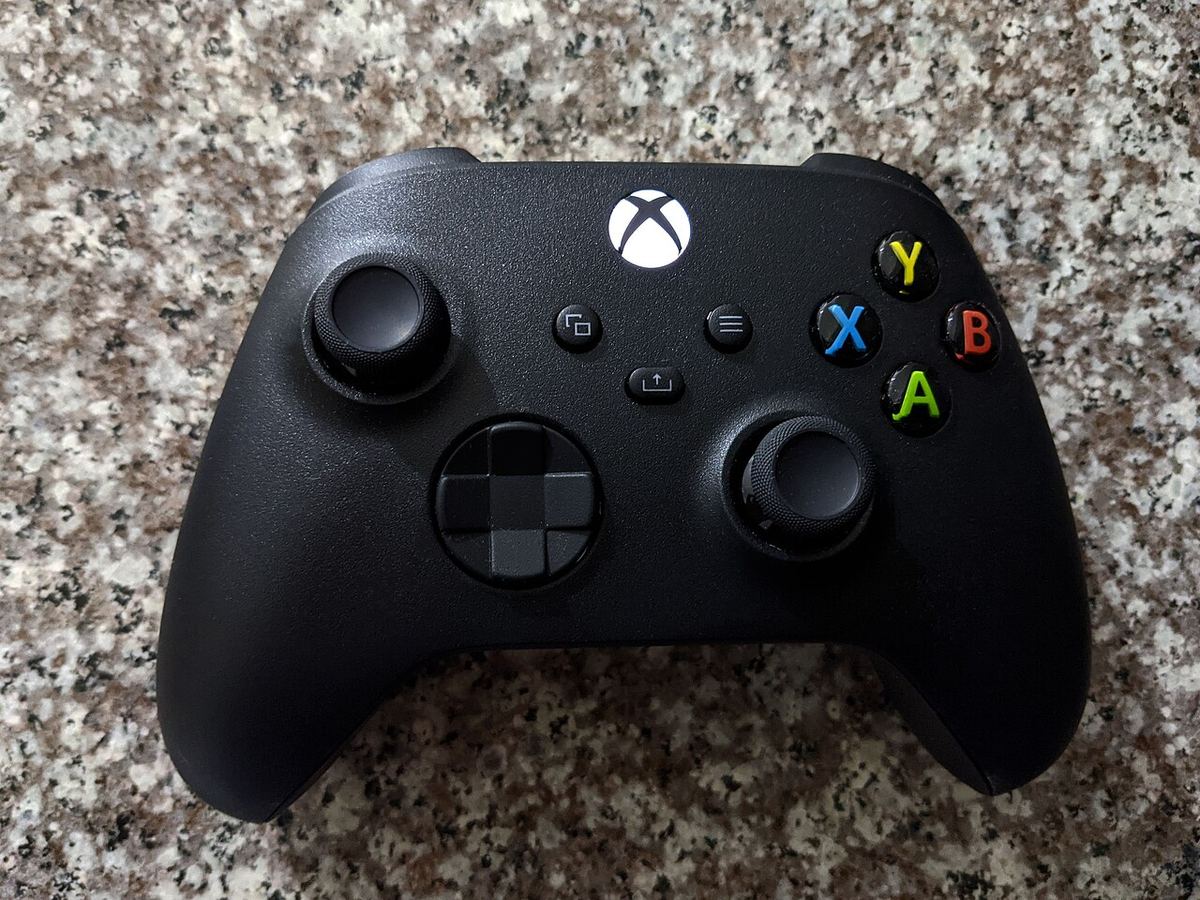 Controler Xbox Series negru carbon, ilustrație pentru articolul despre negocierile Netflix și Microsoft privind jocurile Xbox.