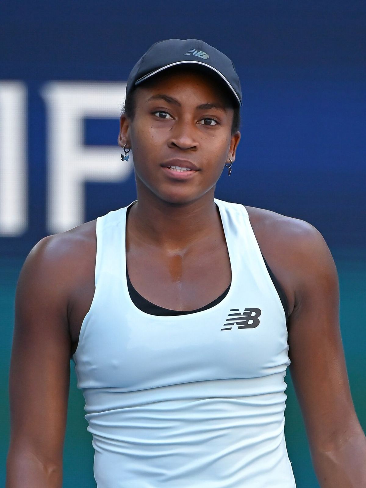 Coco Gauff, tenismenă americană, în fotografie de arhivă de la Miami Open, purtând șapcă și maiou alb.