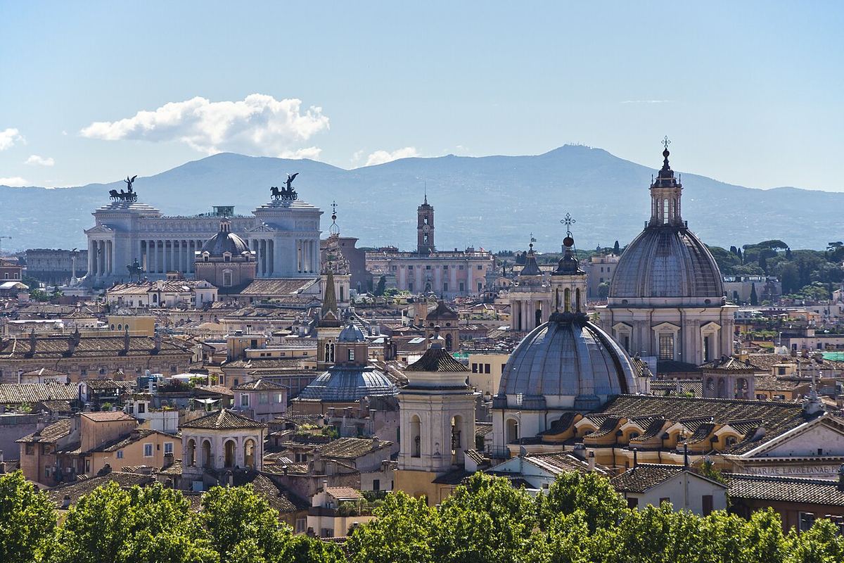 Panoramă a orașului Roma, din regiunea Lazio, Italia.