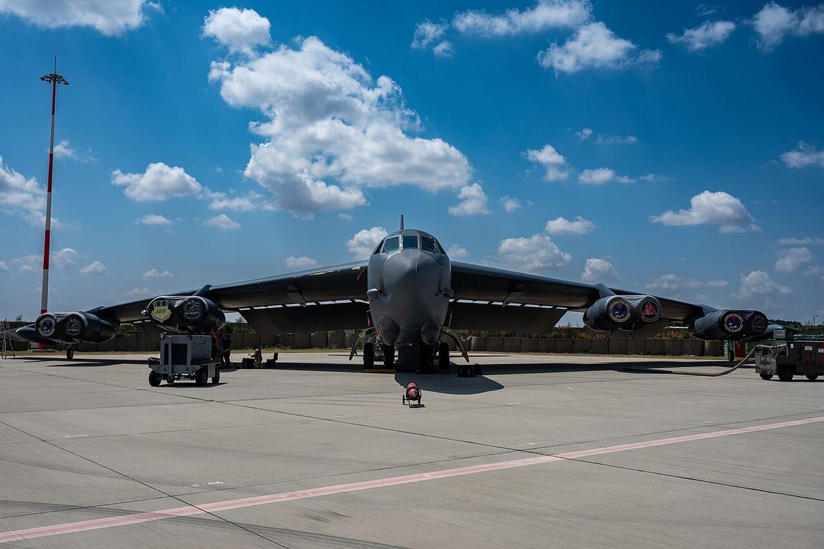 Bombardier american B-52H pe platforma bazei aeriene Mihail Kogălniceanu, România, în cadrul unei misiuni din 2024.